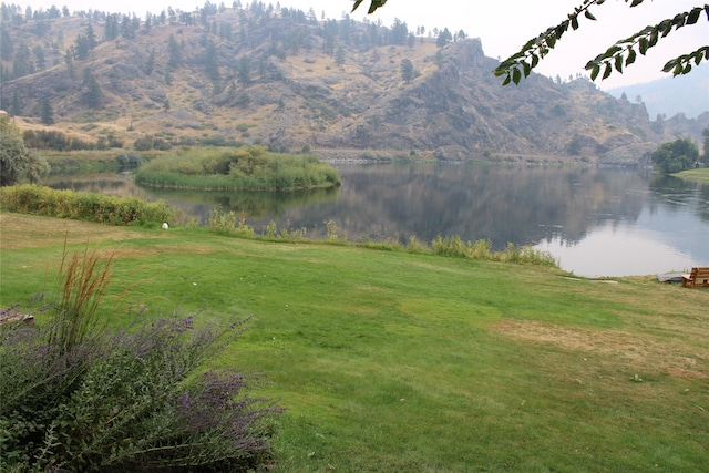 water view with a mountain view