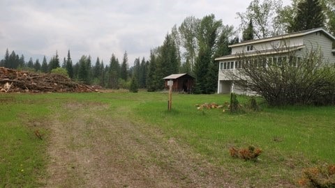 view of yard with an outdoor structure