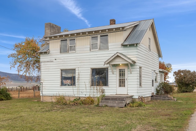 view of front facade with a front lawn