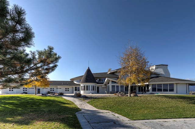 view of front of house featuring a front yard