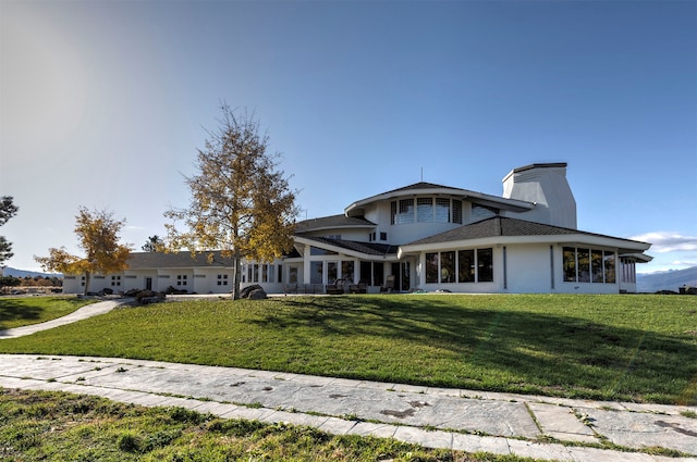 view of front facade with a front yard