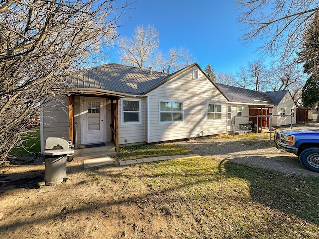 ranch-style house featuring a front lawn