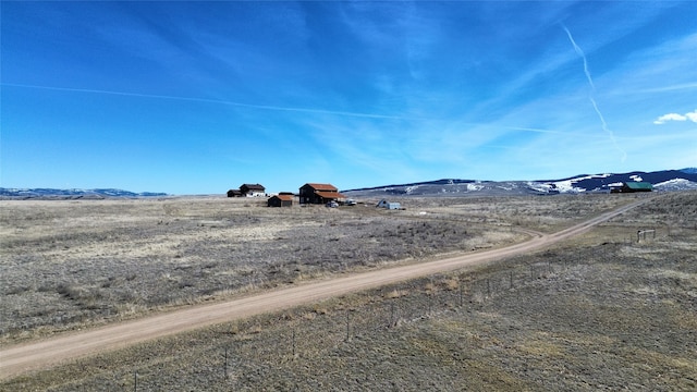 view of yard featuring a rural view and a mountain view