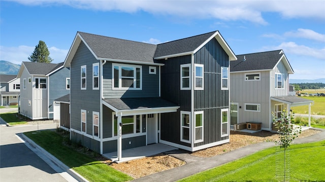 view of front of house featuring a front lawn