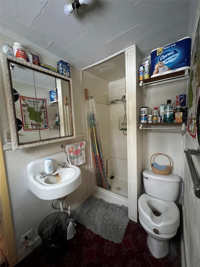 bathroom with curtained shower, sink, and toilet