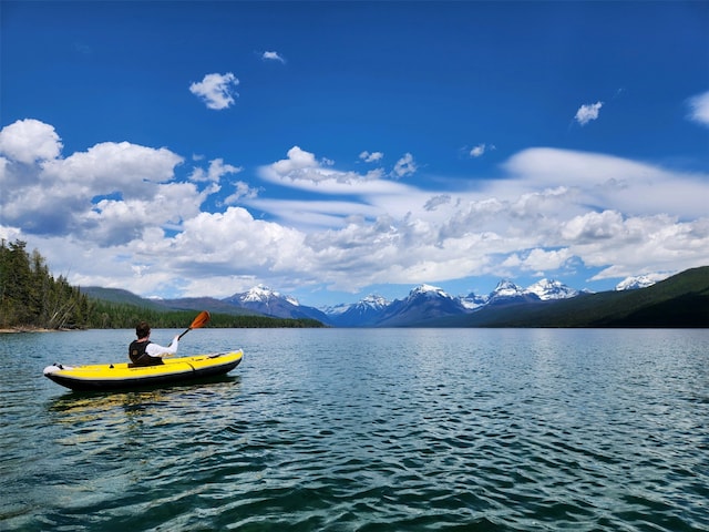 water view featuring a mountain view