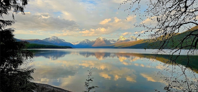 water view with a mountain view