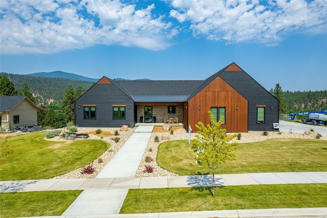 view of front of property with a mountain view and a front yard