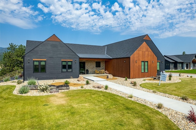 view of front of property featuring a front lawn