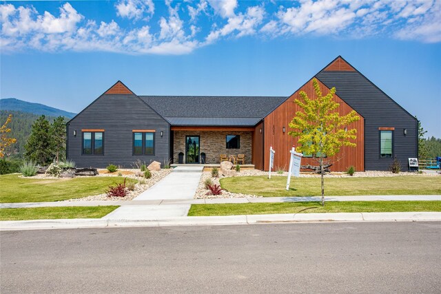 view of front of home featuring a front lawn and a mountain view