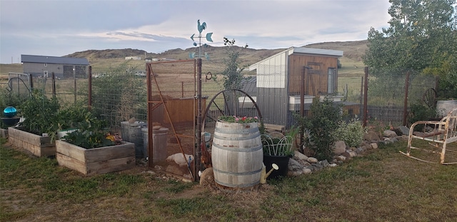 view of yard featuring an outdoor structure