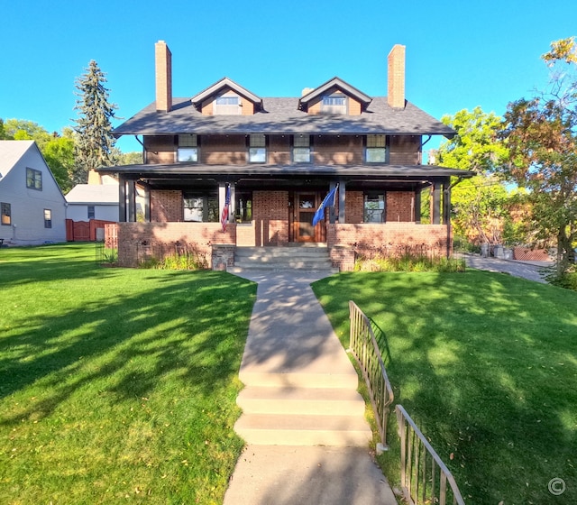 view of front facade featuring a front lawn