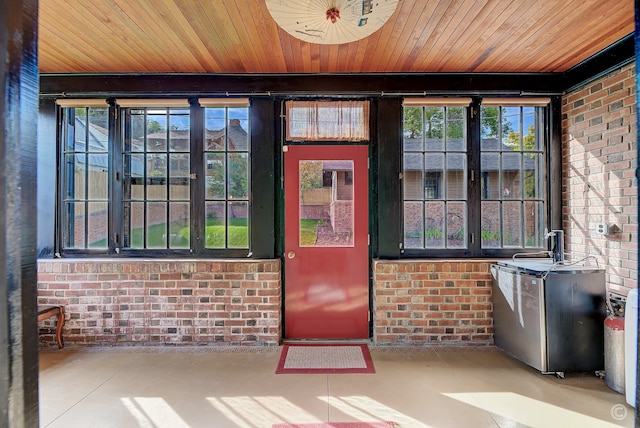 entrance to property featuring ceiling fan