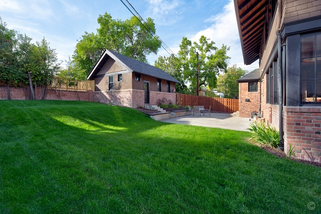 view of yard featuring a patio