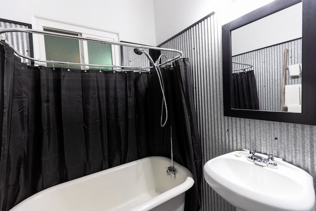 bathroom with sink and shower / bathtub combination with curtain