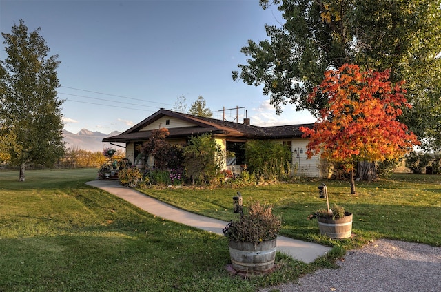 view of front facade featuring a front yard