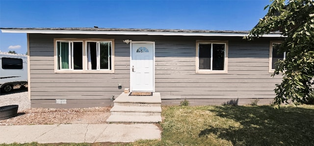 view of front facade featuring a front yard