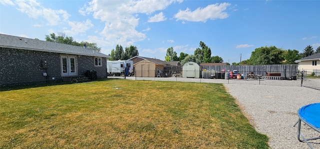 view of yard featuring a shed