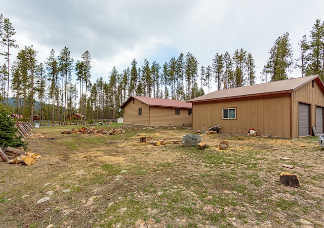 view of yard featuring an outdoor structure and a garage