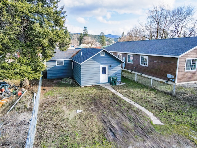 view of front of property featuring a front yard