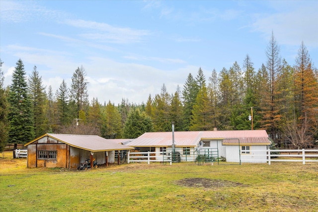 view of front facade featuring an outbuilding