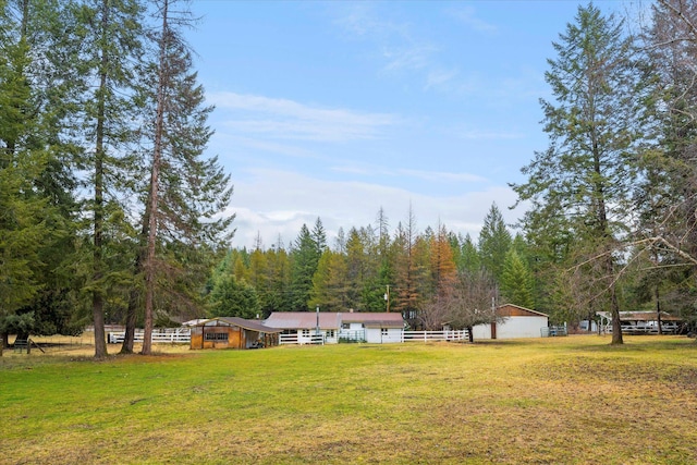 view of yard featuring a rural view