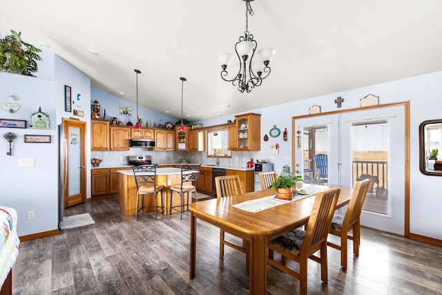 dining room with dark hardwood / wood-style floors, sink, a chandelier, and vaulted ceiling