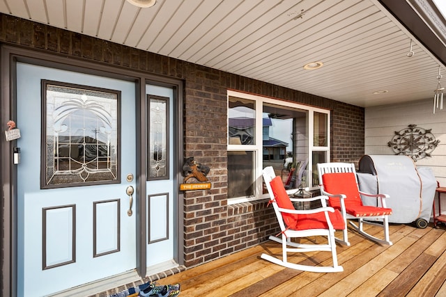 entrance to property featuring covered porch