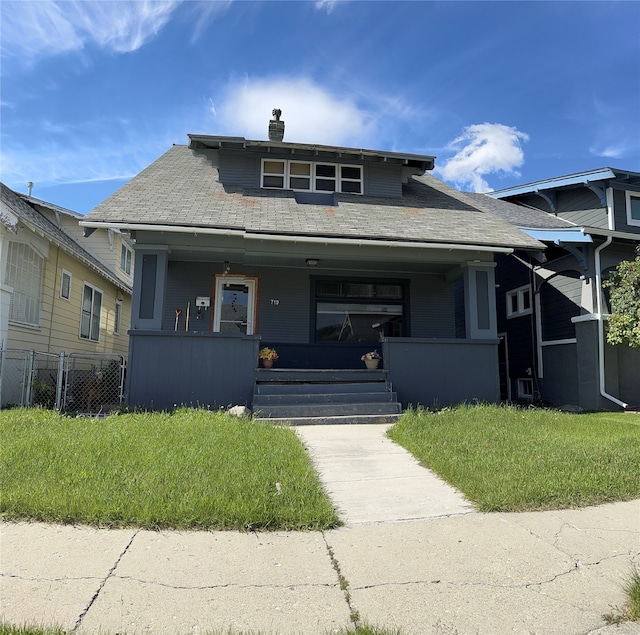 view of front facade featuring a front lawn