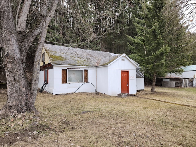 view of front facade featuring a front lawn