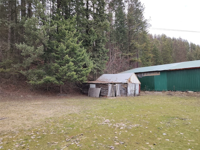 view of yard with an outdoor structure