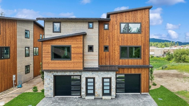 view of front of home featuring a mountain view and a garage