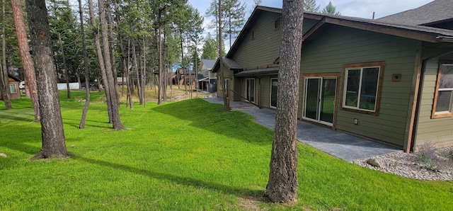 view of yard featuring a patio