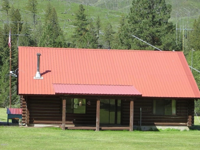 log-style house featuring a front yard