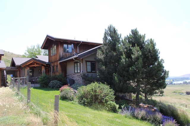 view of front facade featuring central air condition unit and a front lawn