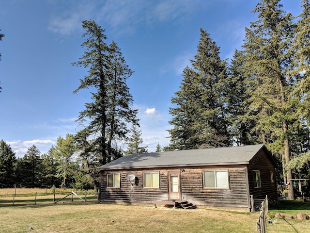 view of front facade with a front yard