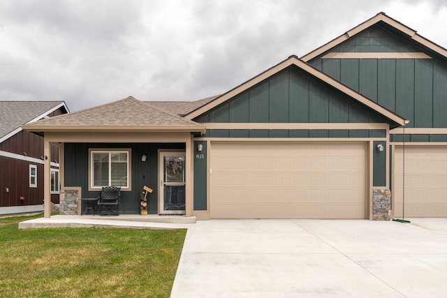 view of front of property featuring a garage and a front yard