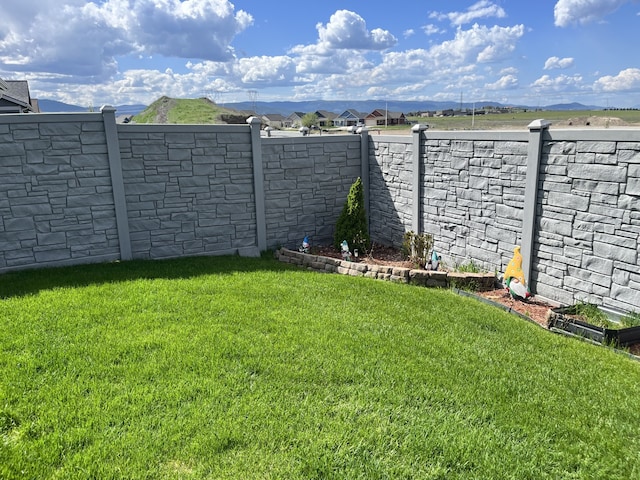 view of yard featuring a mountain view