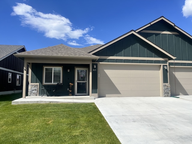 view of front of property featuring a front lawn and a garage