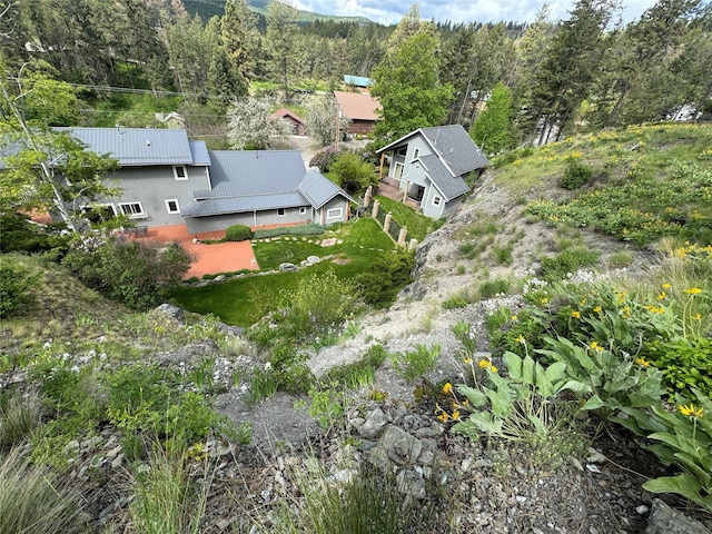 bird's eye view with a wooded view