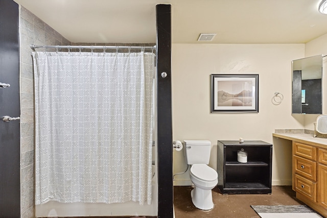 full bathroom with toilet, visible vents, baseboards, shower / bath combo with shower curtain, and vanity