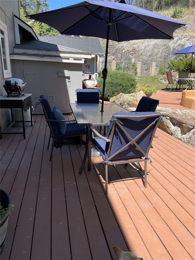 deck with outdoor dining space