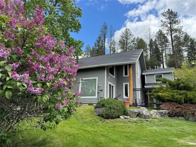 view of front of house featuring a front yard