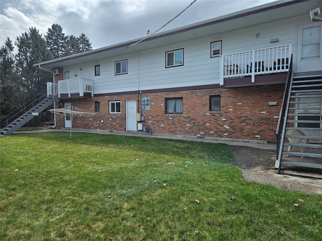 back of house featuring a lawn