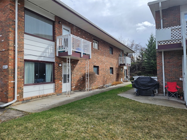 view of yard featuring a balcony