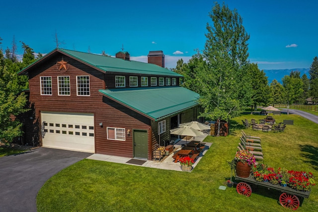 view of front facade featuring a front lawn and a garage