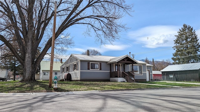 view of front of house with a front lawn