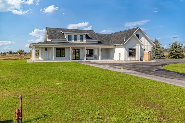 modern inspired farmhouse featuring a front yard