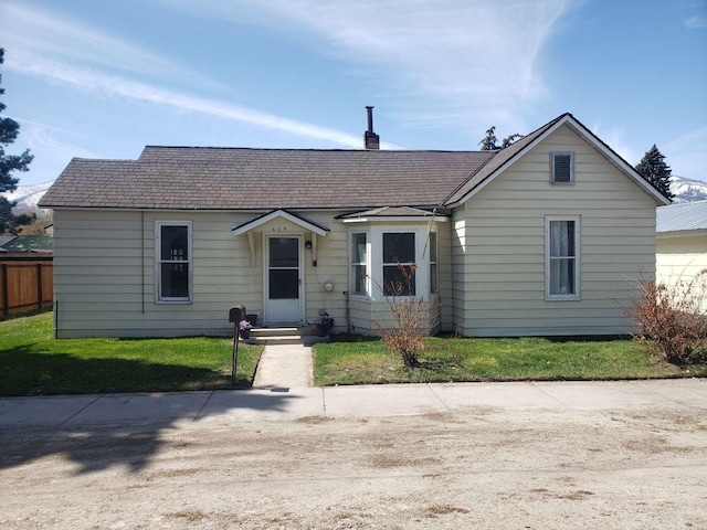 view of front of house featuring a front yard