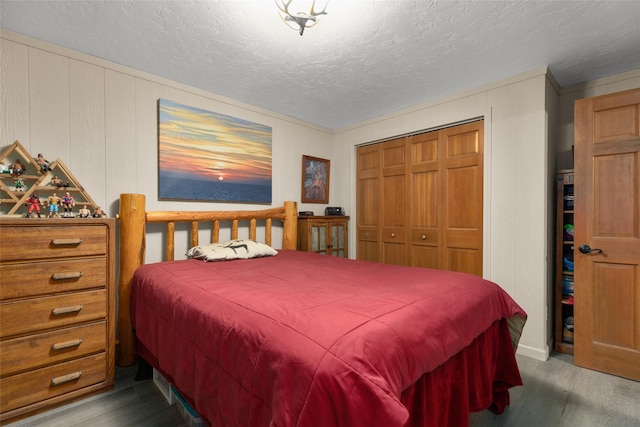 bedroom featuring hardwood / wood-style floors, a closet, and a textured ceiling